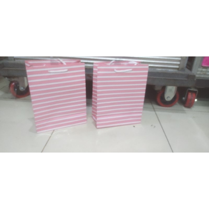

paper bag tanggung salur bahan bagus isi 12 pcs terlaris dan termurah