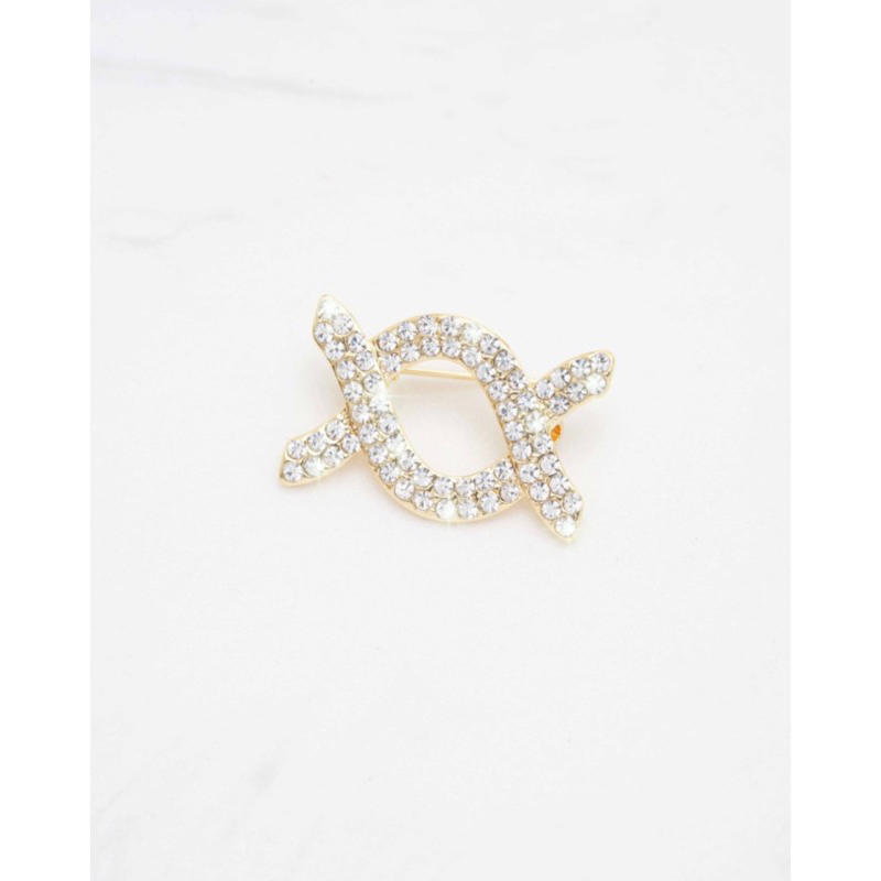 Alice Brooch Wearing Klamby