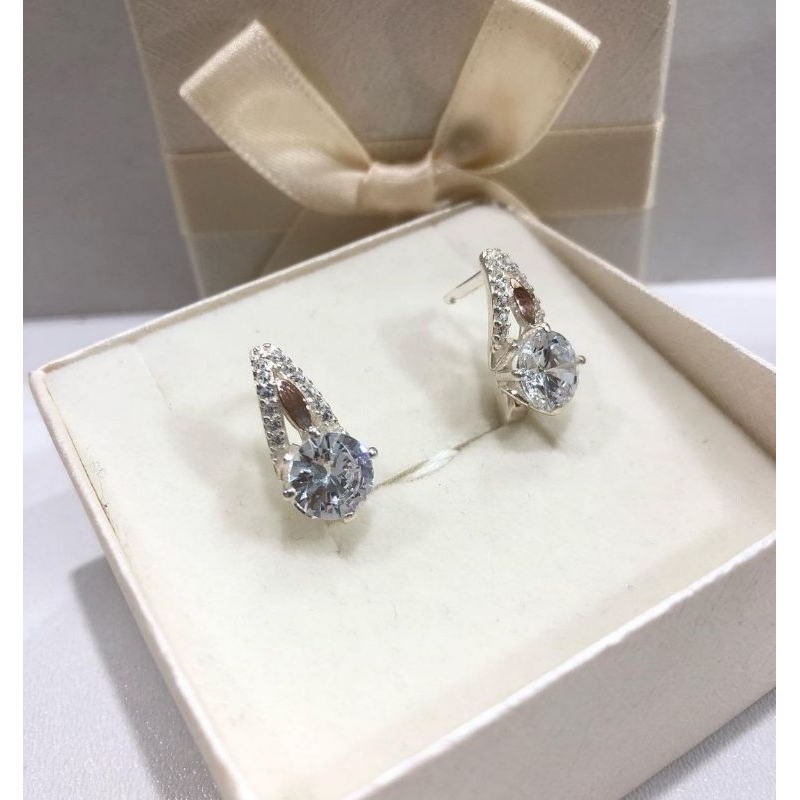 anting emas putih moissanite