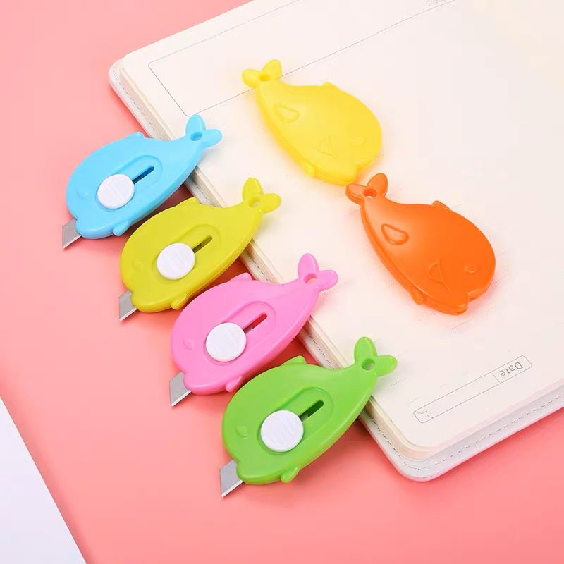 

LYSASHOP - Cutter Mini Portable Pisau Kecil Pemotong Kertas Paket Perlengkapan Sekolah Gunting Tajam Bentuk Wortel Ikan Warna Warni