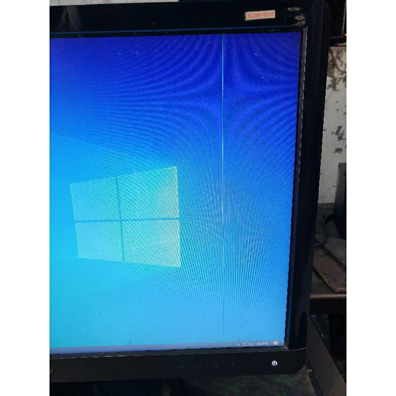 monitor pc lenovo 19” widescreen minus garis 1 helai