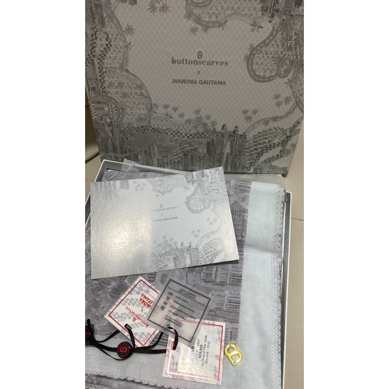 Preloved Buttonscarves x Diandra Gautama