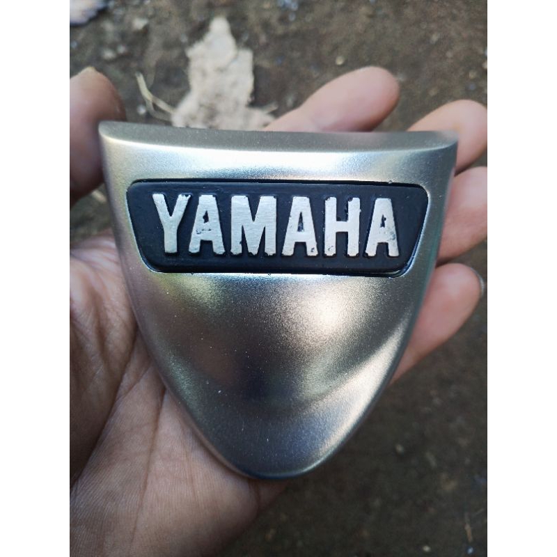 EMBLEM LOGO DASI PANEL DEPAN YAMAHA FIZR VEGA R LAMA REPLIKA