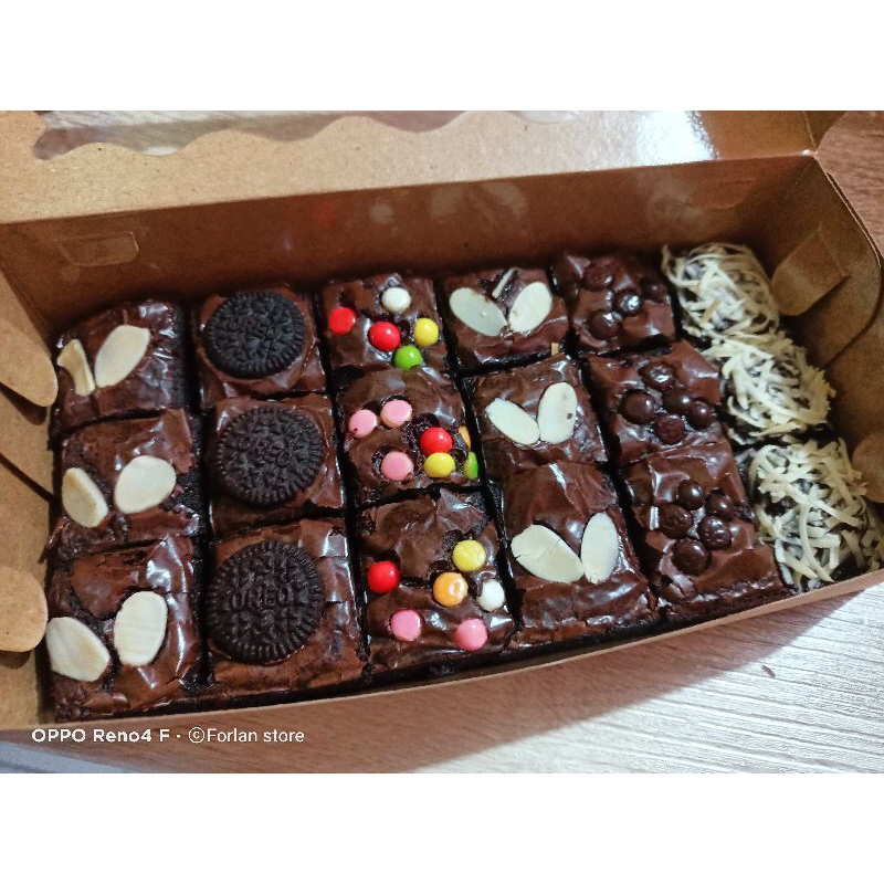 

Shiny Fudgy Brownies sekat 20x10 (Free Kartu Ucapan)