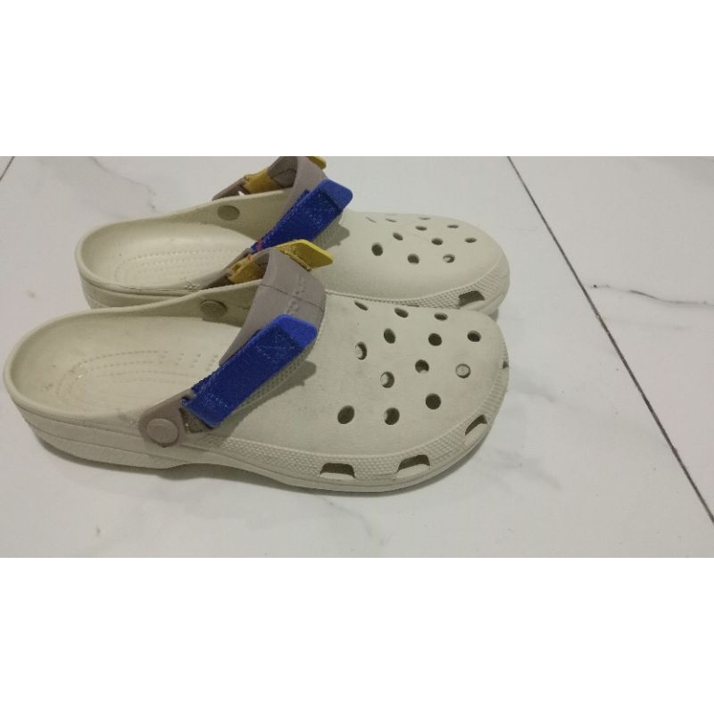 Sendal Crocs original defect