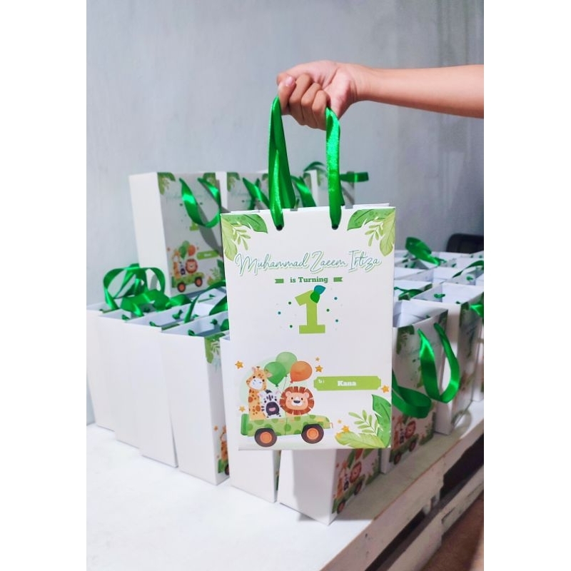 

PAPERBAG / PAPER BAG ULTAH / PAPER BAG CUSTOM / ULANG TAHUN / SOUVENIR / BINGKISAN / TAS KEMASAN / TAS ULTAH / TAS WISUDA