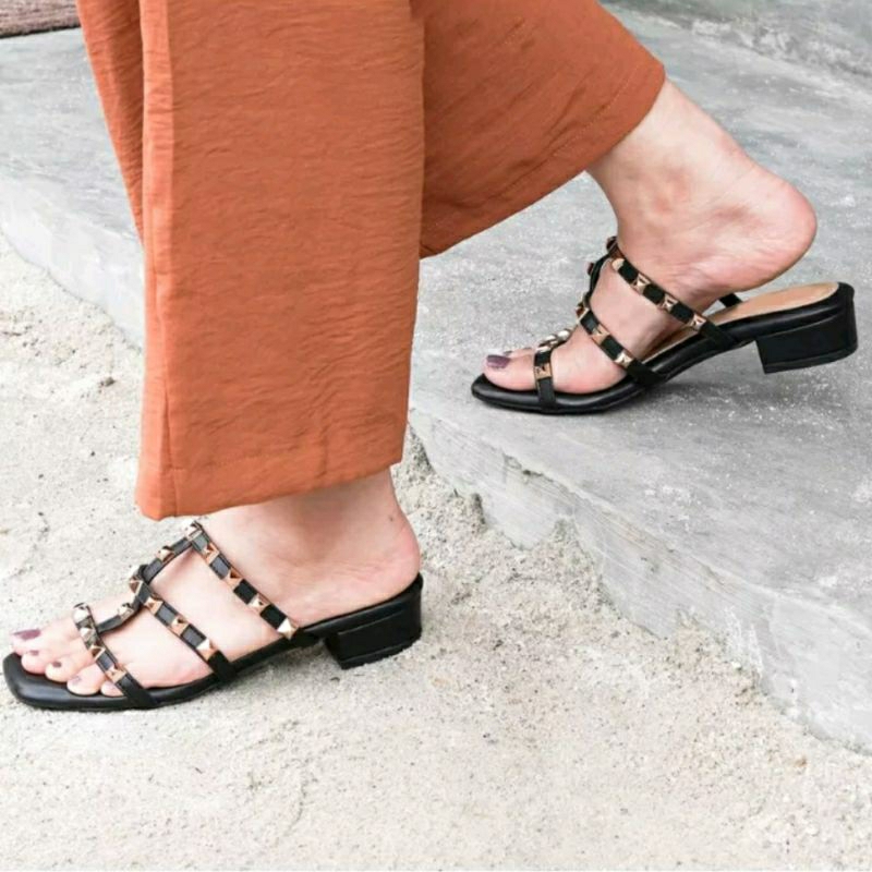 Sandal BIG Size Wanita 41-42-43-44-45 Sendal Slop VLTN Hitam JUMBO Black Cantik / Sandal Kaki Lebar Best Seller