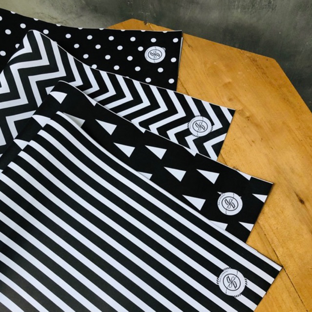 

KERTAS BUNGKUS KADO SAMPUL BUKU ANAK SEKOLAH MONOCHROME HITAM PUTIH VINTAGE UNIK KLASIK AESTHETIC ESTETIK MURAH