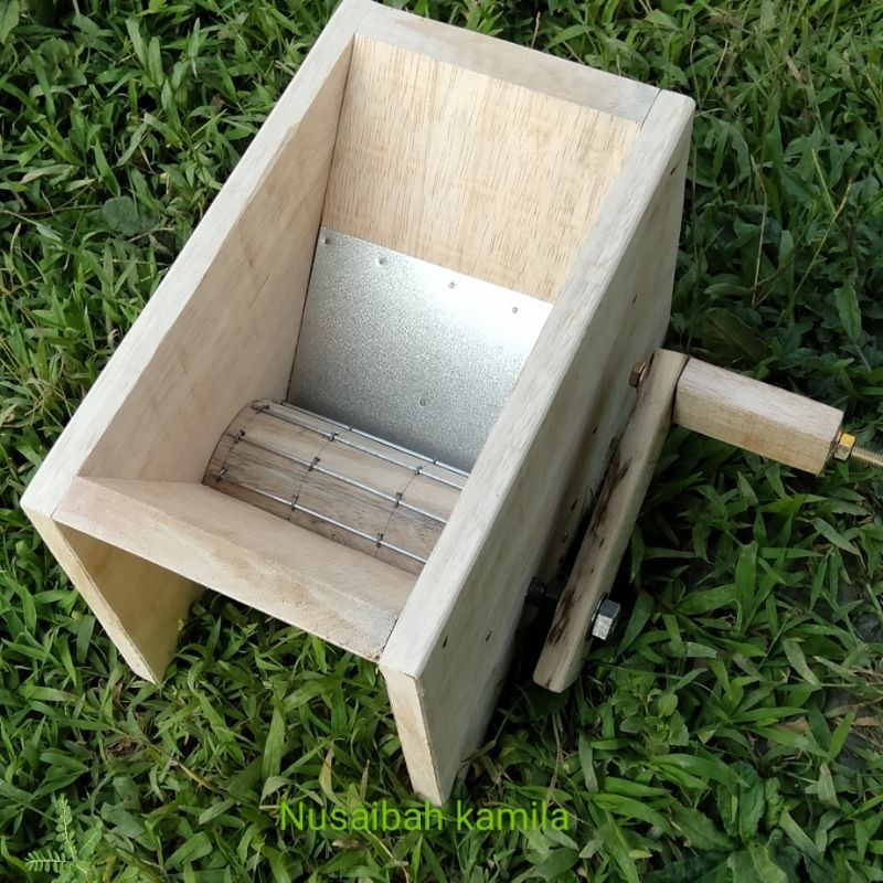 pemecah kedelai manual