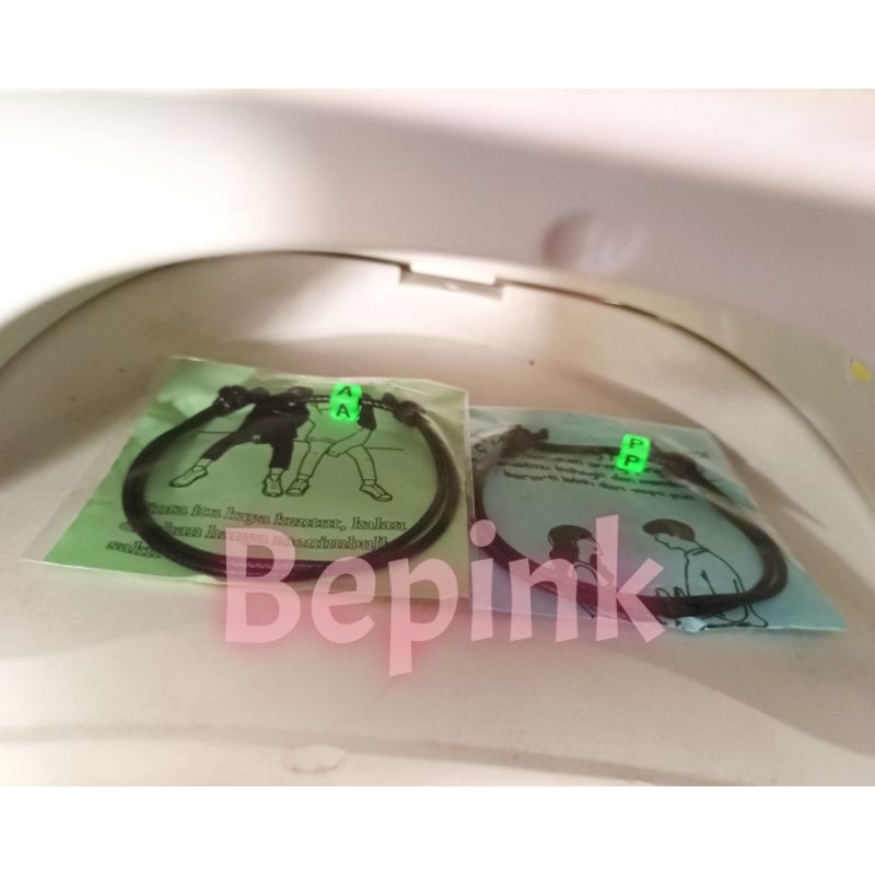 GELANG INISIAL HURUF GLOW IN THE DARK KOTAK PUTIH SINGLE SLIDE (BEPINK OFFICIAL)