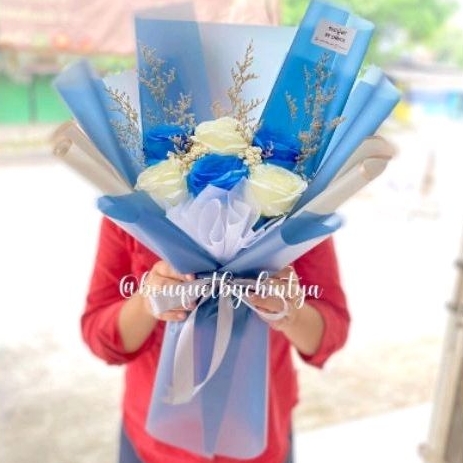 BUKET BUNGA MAWAR BIRU PUTIH BUKET WISUDA SIDANG SEMPRO ANNIVERSARY KADO ULANG TAHUN COWOK CEWEK