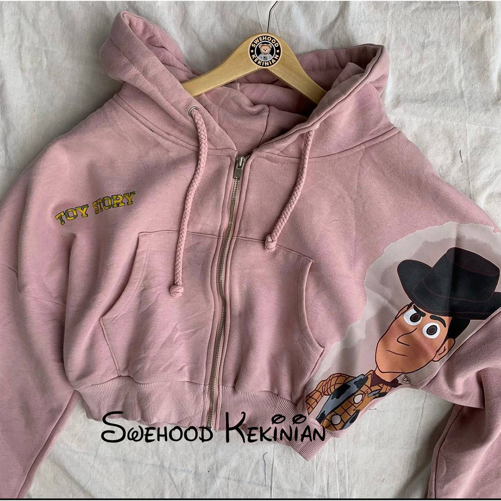 WOODY TOY STORY TARO GEMOY ZIPPER PREMIUM Jacket Crewneck Sweater Hoodie Wanita Kekinian Oversize Fashion Outfit Ootd Korean Style Jaket Krunek Suiter Hudie Jicket Crewnek Sweter Hody Cewek Remaja Bahan Fleece Tebal LD 110 PB 45