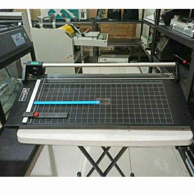 

Mesin Potong Pemotong Kertas Geser 65cm Innovatec Rorary Paper Slider Trimmer