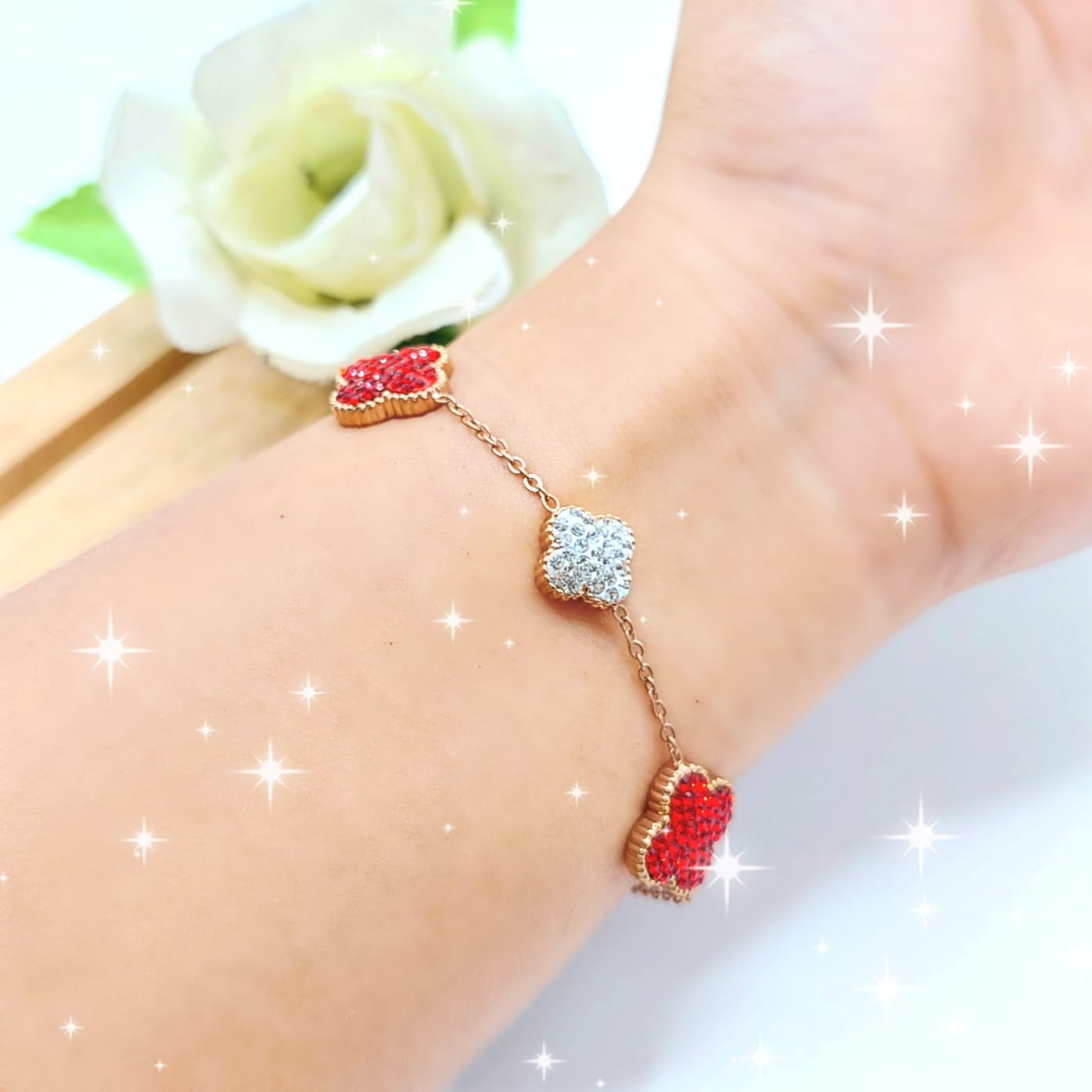 TITANIUM GELANG CLOVER PUTIH MERAH PERHIASAN FASHION || AKSESORIS WANITA GELANG CLOVER PUTIH MERAH T