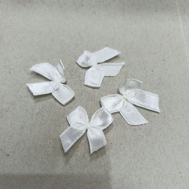 

Hiasan Pita Kecil Putih
