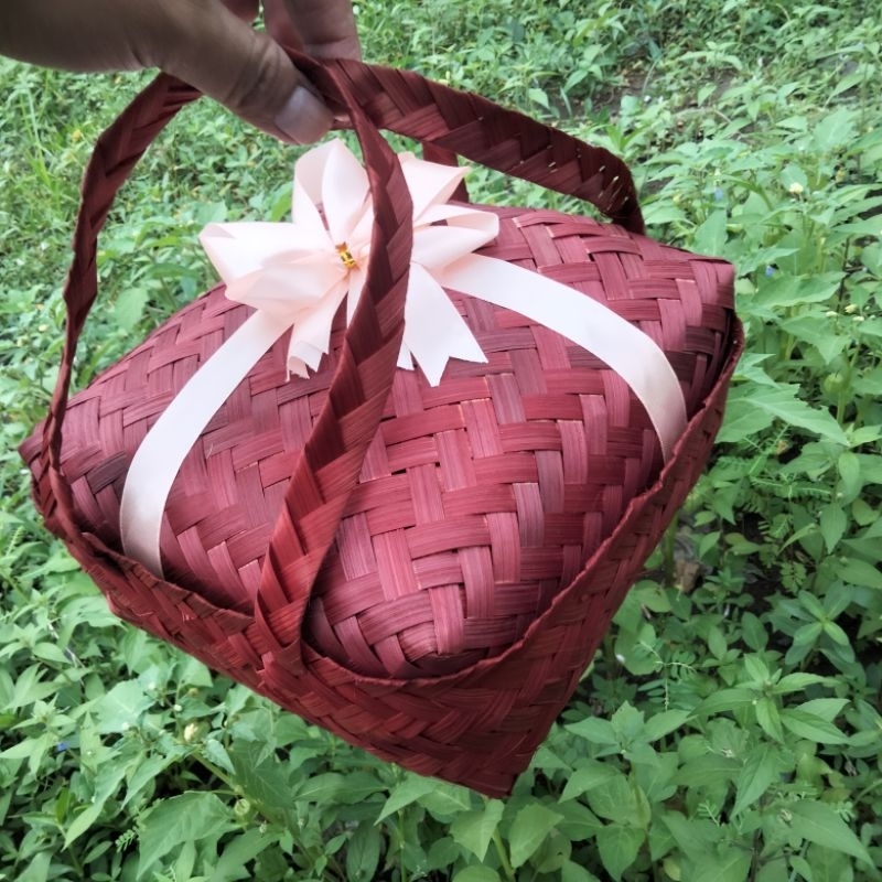 

besek 25cm cangking warna merah pita putih dobelbox mika | box hantaran bambu | tempat wajik kemasan | hampers makanan | seserahan unik | hampers bambu | wadah kue kering | wadah buah | wadah seserahan | gift box | hand made