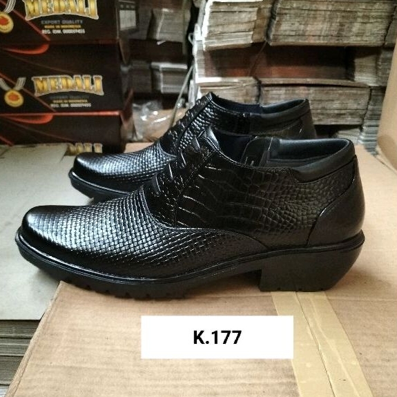 Sepatu kulit pria Medali sepatu kerja formal tampil lebih garang