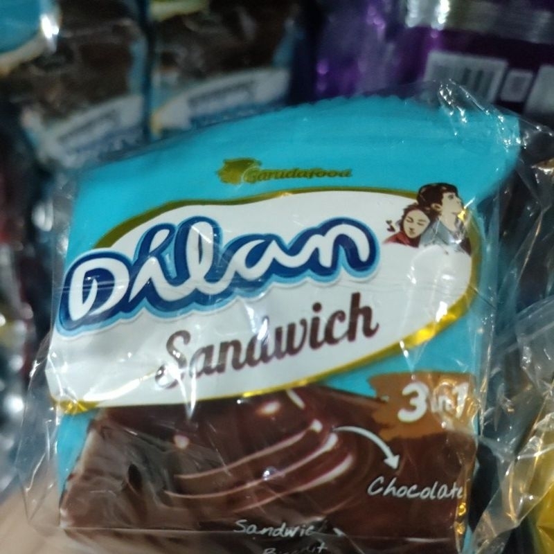 

dilan sandwich 3 in 1 biskuit sandwich salut cokelat isi krim vanila renteng