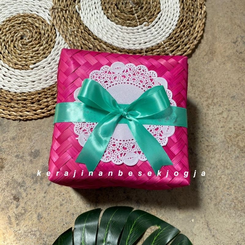 SEPASANG BESEK WARNA PITA ANEKA UKURAN  besek bambu besek warna besek murah kulakan besek