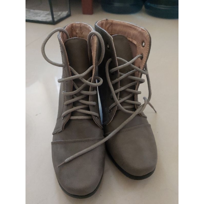 Sepatu boots wanita laviola