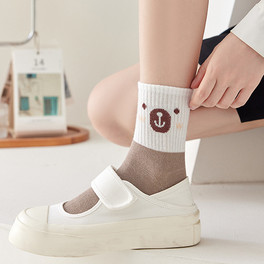 T&amp;Y Kaos Kaki Wanita Kode 6724 Setinggi Betis Corak Coklat Putih Bear Bunga Happiness Socks unisex Panjang Warna Bumi Coklat Estetik Sarung Kaki Mid Socks Ala Korea Diatas Mata Kaki Import Murah