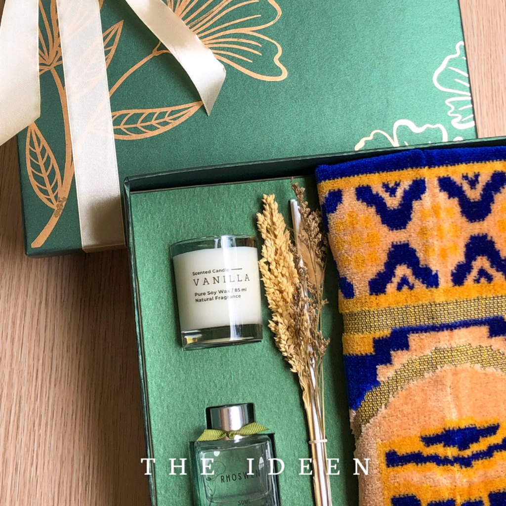 THE IDEEN -  003 HAMPERS SAJADAH DAN DIFFUSER SCENTED CANDLE FREE KARTU UCAPAN | GIFT SET HARD BOX PREMIUM | KADO HARI GURU WISUDA GRADUATION ANNIVERSARY PERNIKAHAN ULANG TAHUN CEWEK COWOK | BINGKISAN PARSEL SOUVENIR HADIAH WEDDING LEBARAN IDUL ADHA