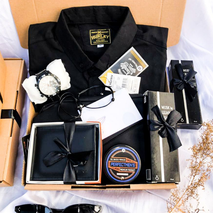 Hampers Kado Cowok Kemeja Lengan Pendek Polos Giftbox Untuk Laki Laki (Jam Tangan Sesuai Stok)