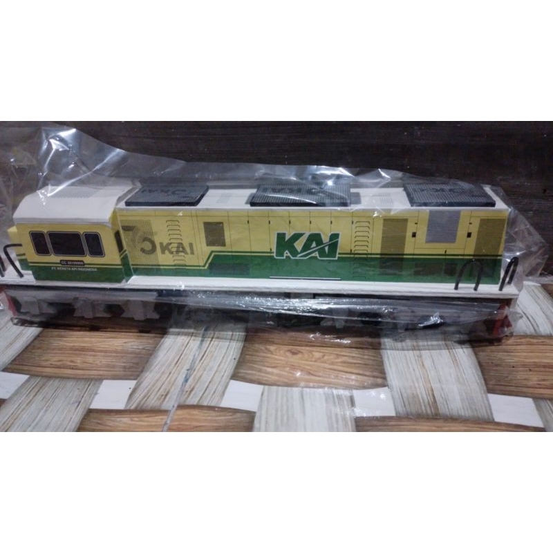 <BARU> Miniatur Kereta Api tipe CC201 KAI / bahan kayu ramah lingkungan (warna hijau)