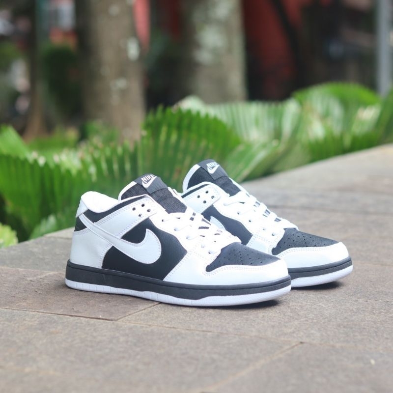 Sepatu sneakers cowok sb dunk low hitam putih