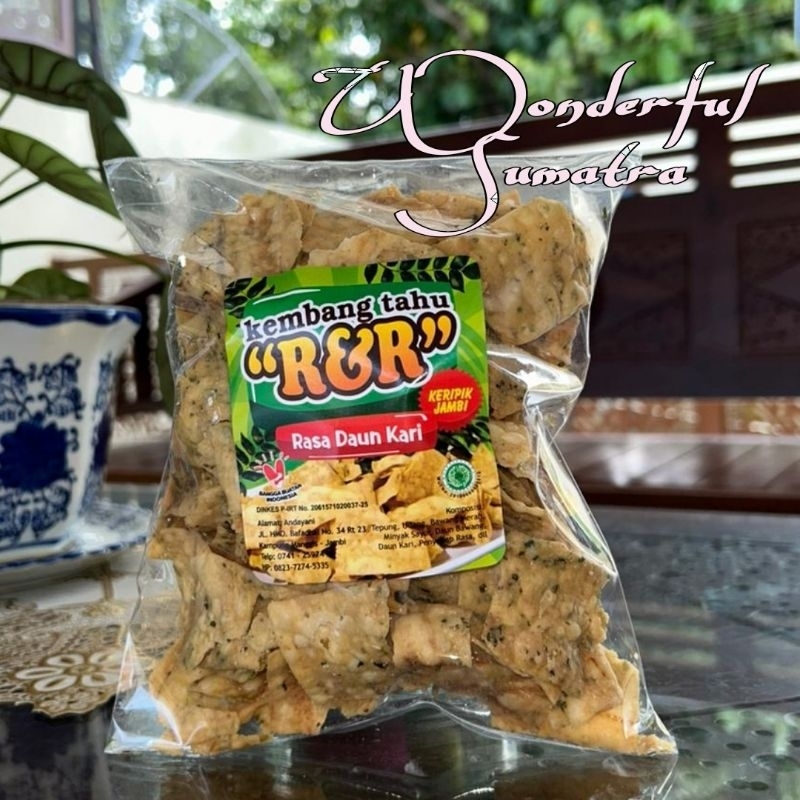 

Keripik Kembang Tahu R&R. Keripik Kembang Tahu Rasa Daun Kari Khas Jambi 200gr.