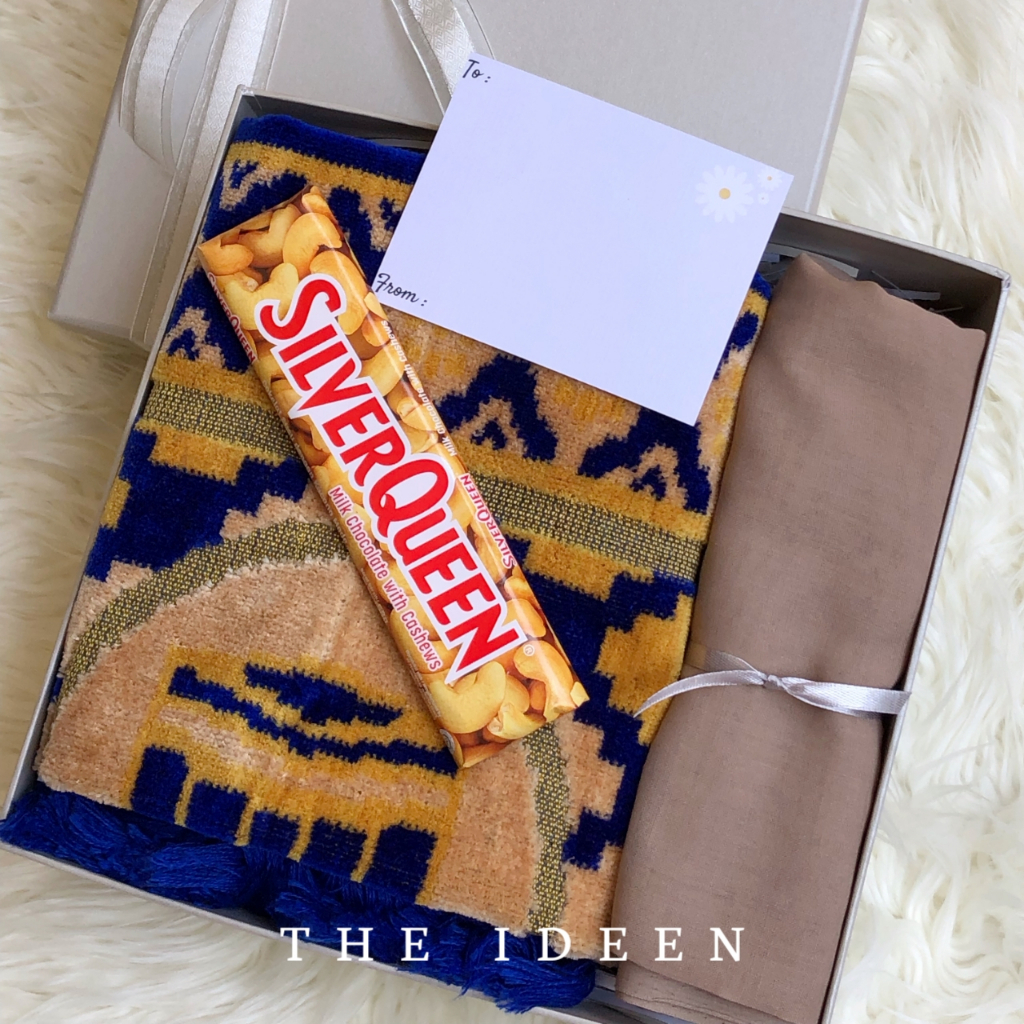 THE IDEEN - 007- 04 HAMPERS ABU-ABU PREMIUM SAJADAH DAN HIJAB SEGIEMPAT FREE KARTU UCAPAN | HADIAH KADO ULANG TAHUN PERNIKAHAN | GIFT HARD BOX HAMPERS SET | PARCEL BINGKISAN SOUVENIR WEDDING | KADO HADIAH PACAR CEWEK | KADO HARI GURU WISUDA/GRADUATION