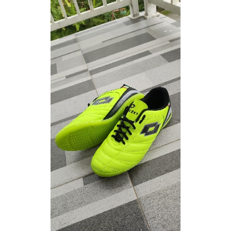 Sepatu Olahraga Futsal Lotto