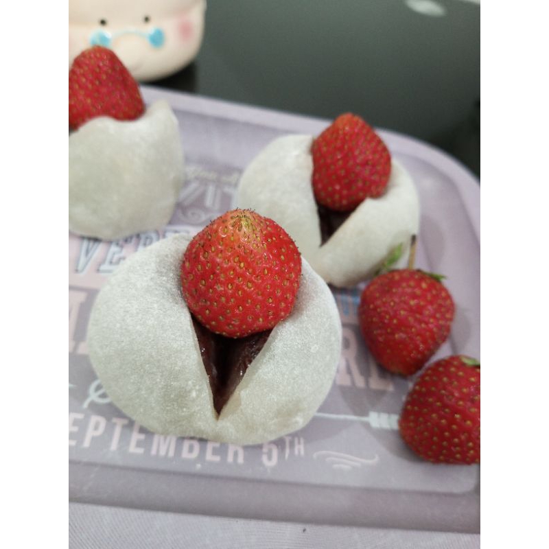 

daifuku ichigo mochi, mochi isi pasta kacang merah topping stroberi 6 buah