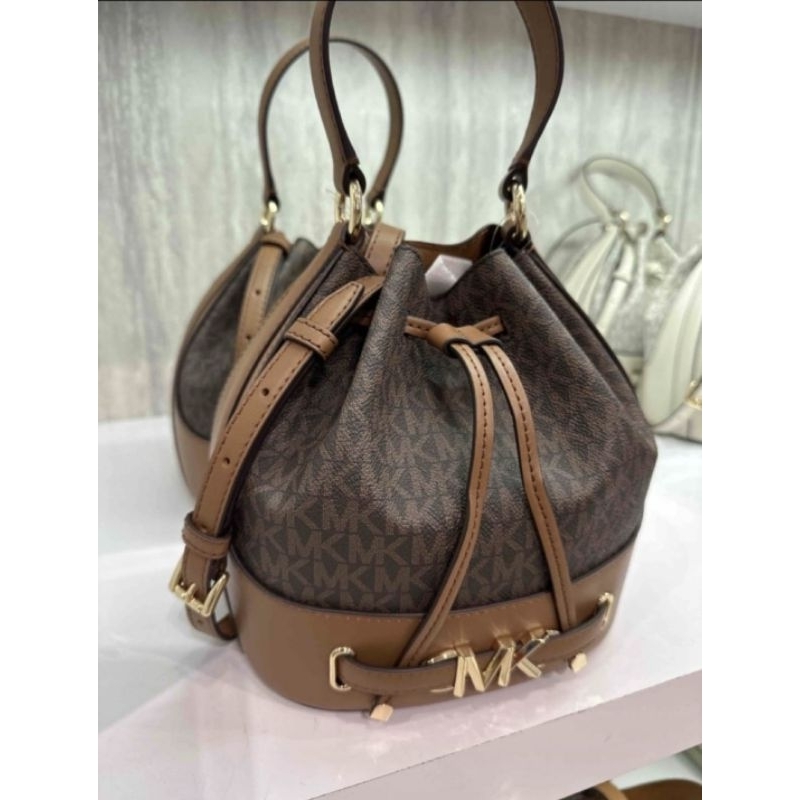 *Ready Mk Reed medium bucket messenger leather sig brown Size 19x22x13cm