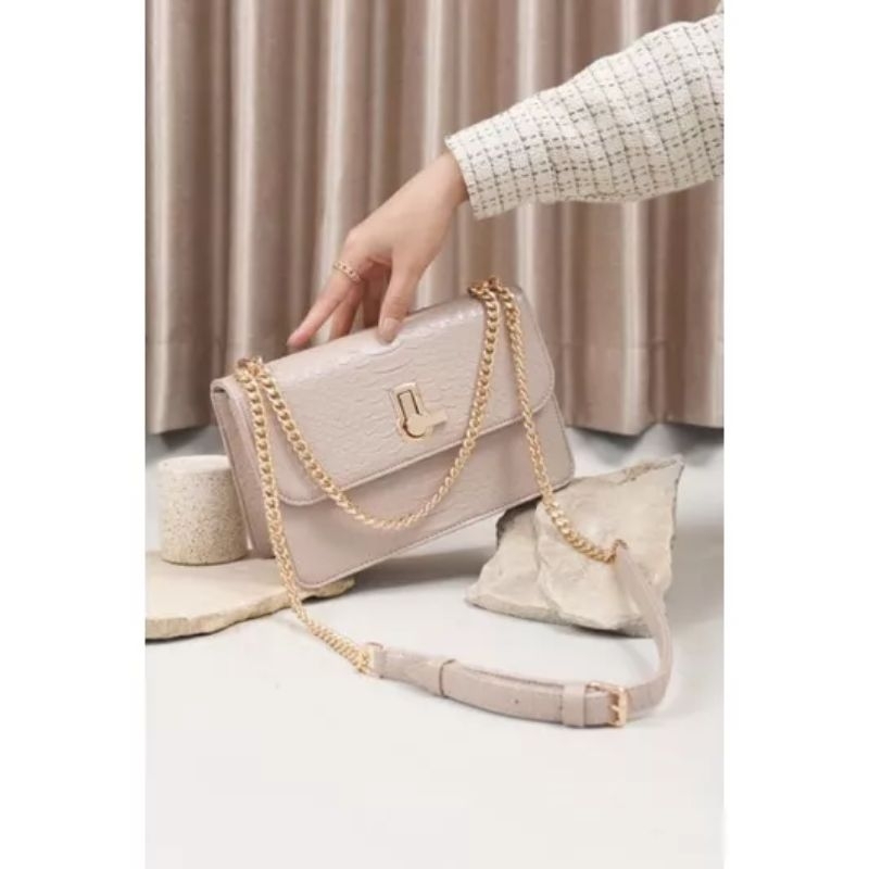 preloved prague bag by heylocal.id