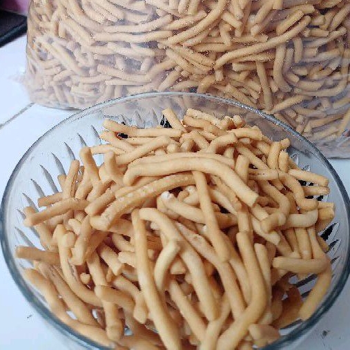 

stik mie besar /stik mie keju/stik mie fitri/Snack stik mie besar rasa enak gurih dan kriuk/Snack kiloan berkualitas