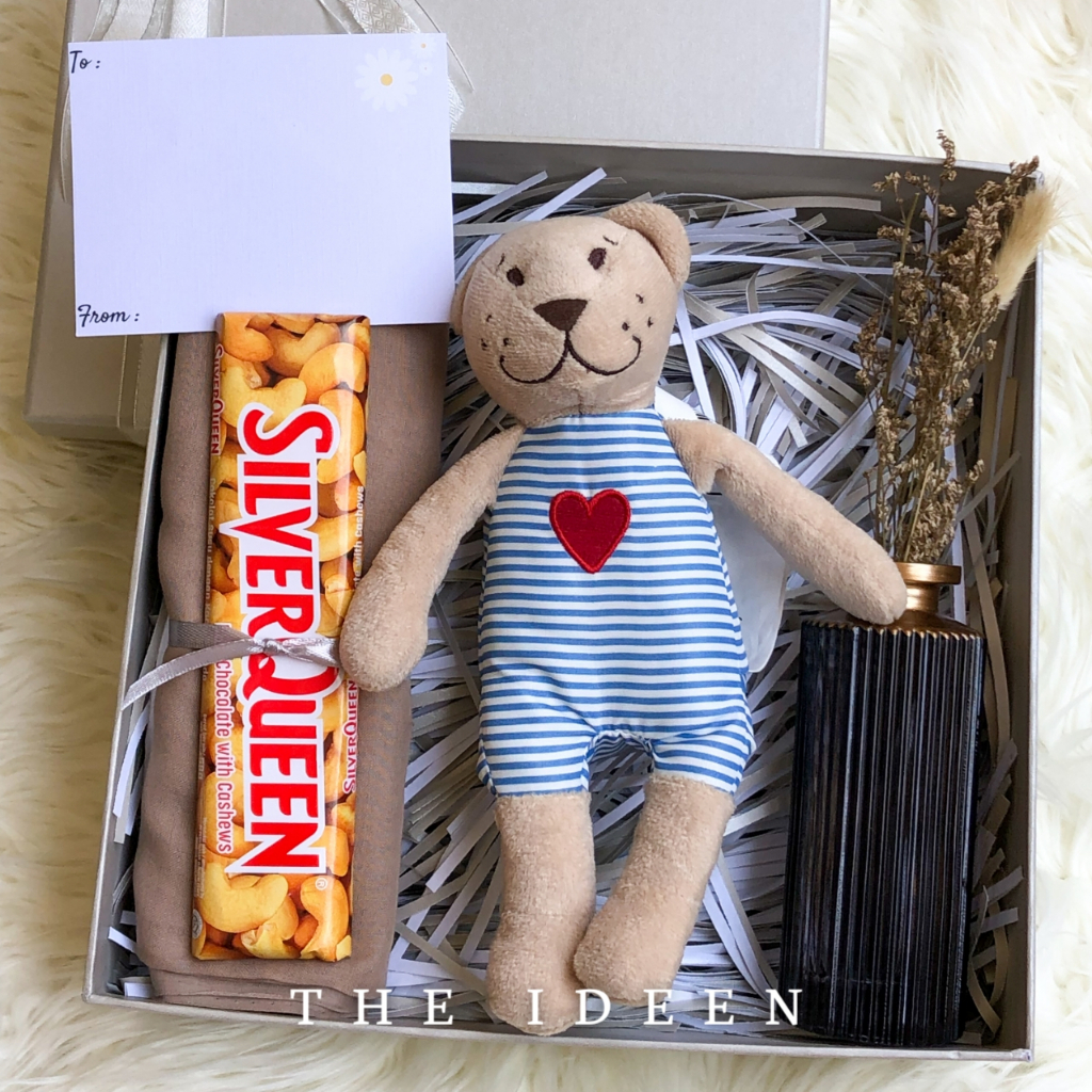 THE IDEEN - 009-04 | HAMPERS ABU-ABU CEWEK HIJAB SEGIEMPAT BABY BEAR DOLL VAS BUNGA FREE KARTU UCAPAN | GIFT SET HARD BOX PREMIUM | KADO HARI GURU WISUDA GRADUATION ANNIVERSARY PERNIKAHAN ULANG TAHUN | BINGKISAN PARSEL SOUVENIR HADIAH WEDDING LEBARAN