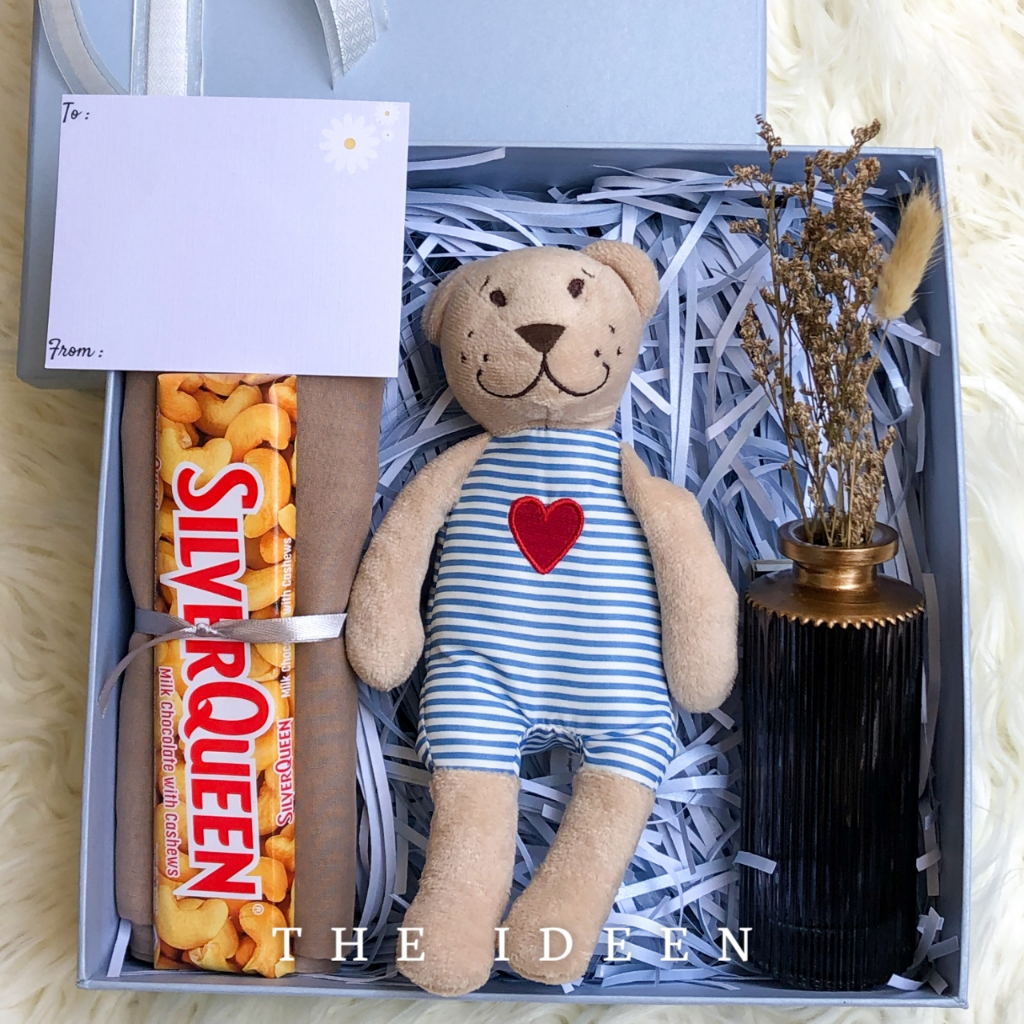 THE IDEEN - 009-05 | HAMPERS BABY BLUE CEWEK HIJAB SEGIEMPAT BABY BEAR DOLL VAS BUNGA FREE KARTU UCAPAN | GIFT SET HARD BOX PREMIUM | KADO HARI GURU WISUDA GRADUATION ANNIVERSARY PERNIKAHAN ULANG TAHUN | BINGKISAN PARSEL SOUVENIR HADIAH WEDDING LEBARAN