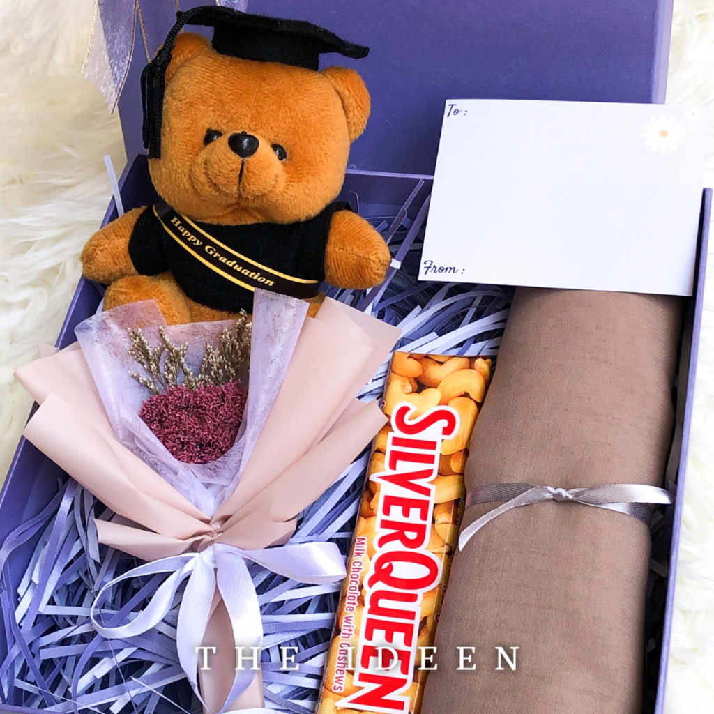 THE IDEEN - 011-01 | HAMPERS WISUDA UNGU CEWEK TEDDY BEAR BUKET BUNGA MINI HIJAB SEGIEMPAT FREE KARTU UCAPAN | HARD BOX PREMIUM KADO BONEKA GRADUATION CUTE GIFT SET AESTHETIC