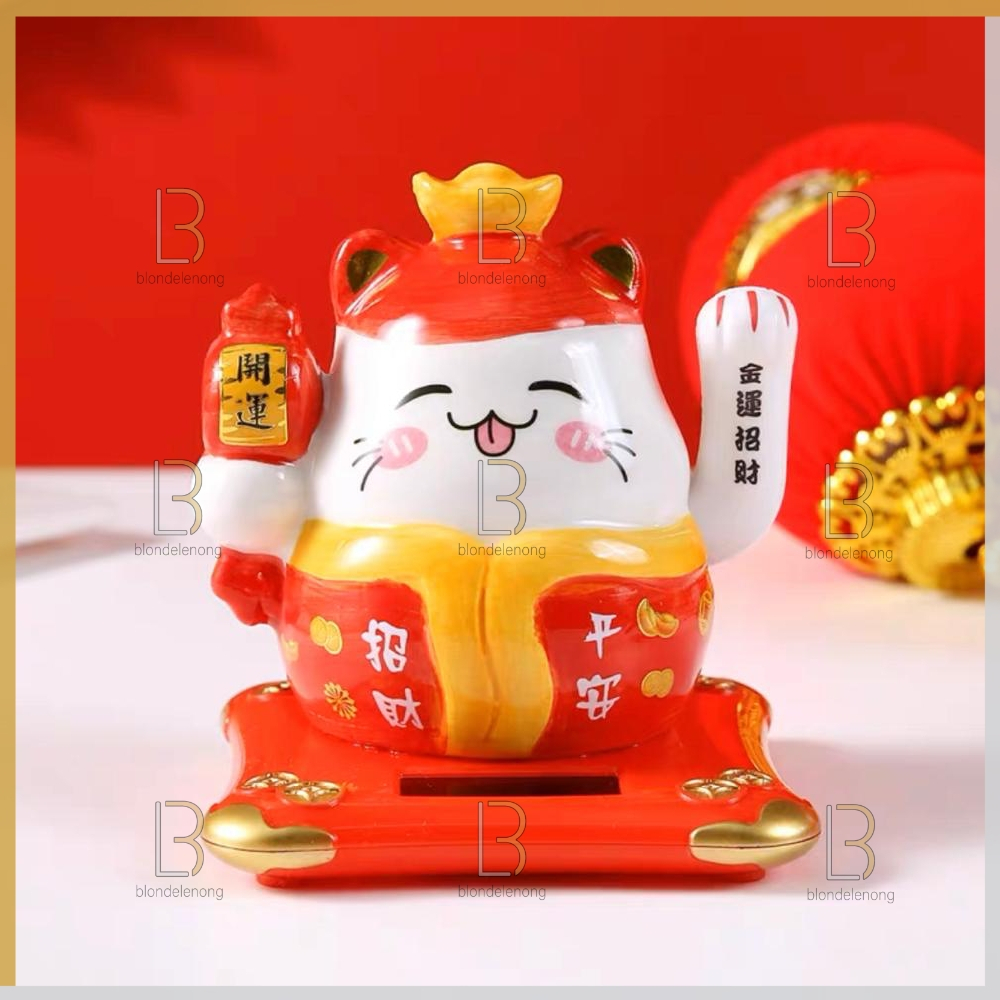 Patung Pajangan Boneka Dekorasi Hiasan Kucing Panggil Hoki Rejeki Rezeki Keberuntungan Lucky Cat Maneki Neko Maneko Neki Tangan Gerak Goyang Solar Cahaya Tanpa Baterai Batre Batrai Jepang Cina China Dashboard Mobil Meja Toko Kasir Cafe Kafe Keramik Mini