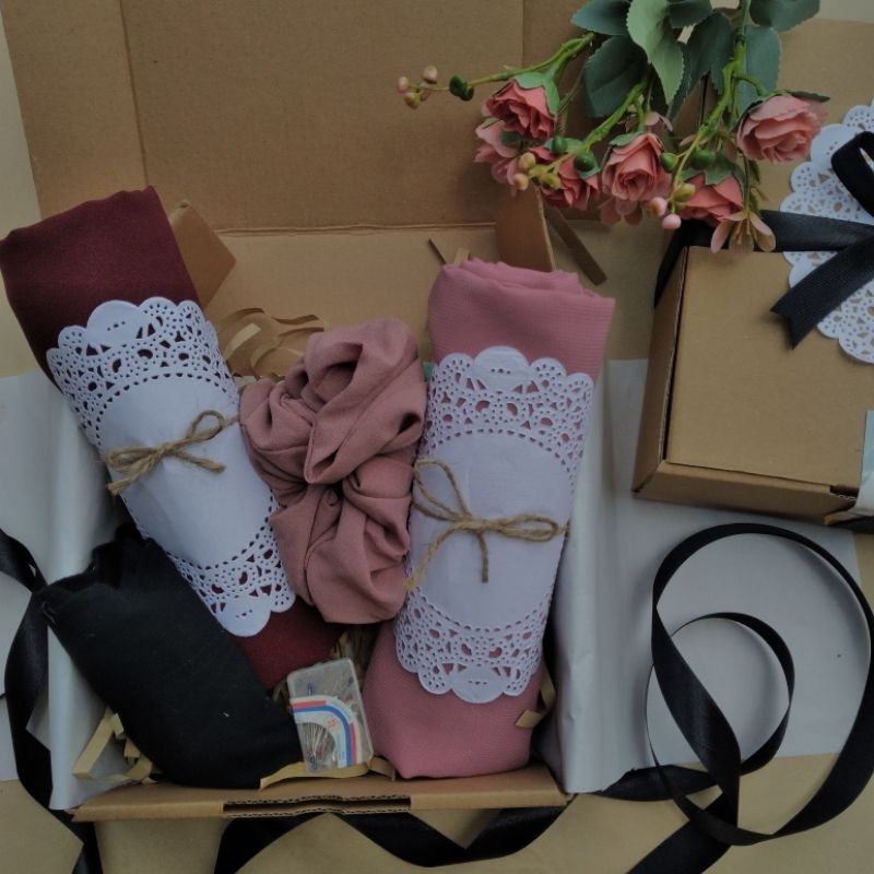 HAMPERS HIJAB PAKET LENGKAP/hadiah wanita/kado ulang tahun/kado wedding/birthday gift/graduation gif