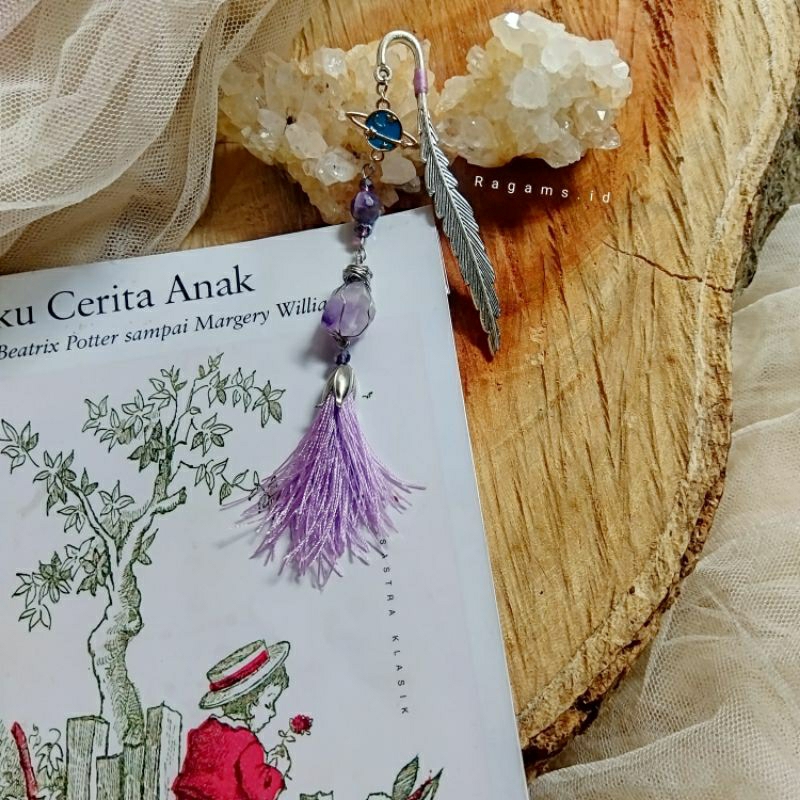 

Pembatas Buku Vintage | Bookmark Unik Vintage | Batu Amethyst Rough Rumbai / Tassel | Charm Saturnus Tassel Aesthetic