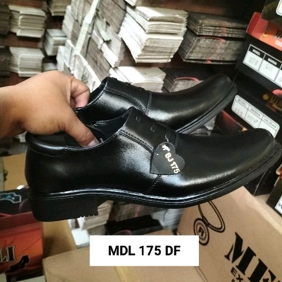 Sepatu kulit pria pantofel PDH Polri TNI security guard PNS sepatu kerja formal tampil lebih keren