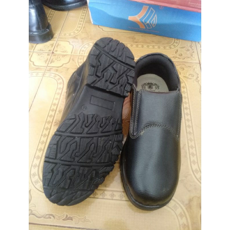 Sepatu Sapety Kings slip on