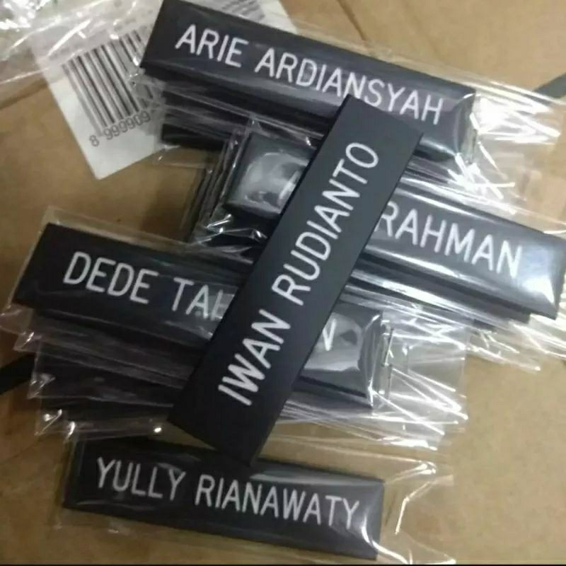 

NameTag Papan Nama Dada Grafir Dip Magnet Tulisan Papan Nama