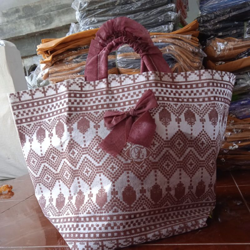 (1Lsn =12pcs) Tas hajatan batik mewah uk 22 tebal kaku