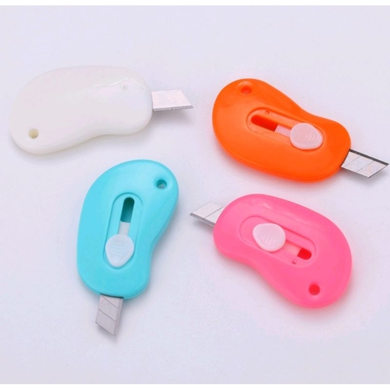 

[L15] Cutter Mini Portable Bentuk Oval Mini Cutter Polos Travel Kit Pemotong Kertas Paper