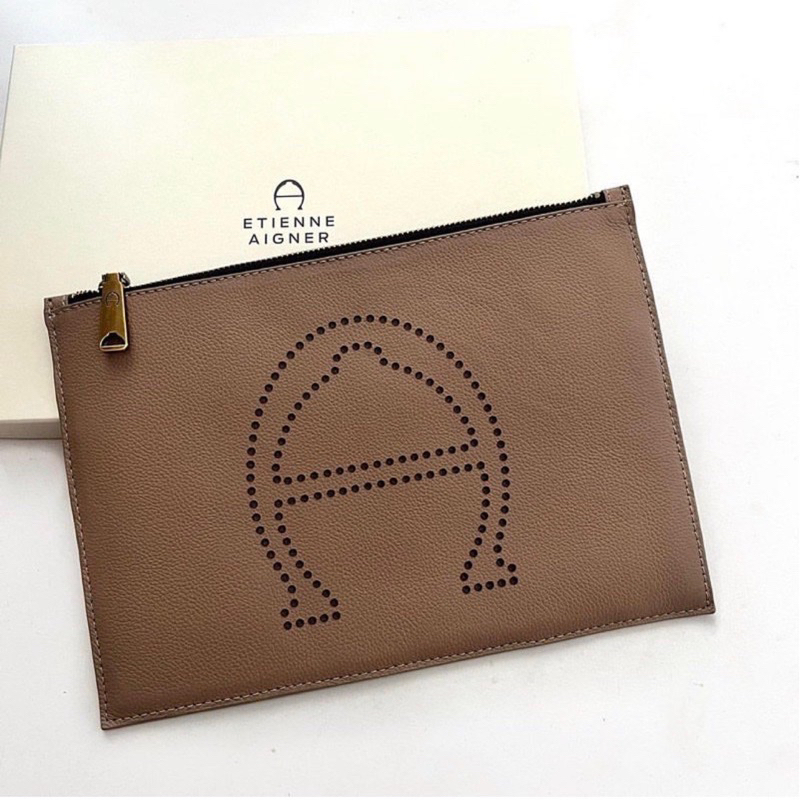 ‼️Authentic‼️ LARGE Etienne Aigner Stella Leather Clutch with Box