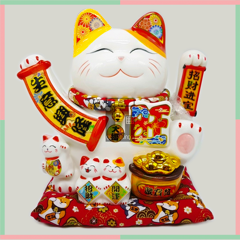 Pajangan Patung Boneka Hiasan Kucing Hoki Fengshui Rejeki Maneki Neko Maneko Neki Keberuntungan Lucky Cat Cina China Keramik Porselien Ceramic Baterai Batrai Batre Batrei Baterry Batery Listrik Ukuran Size Kecil Mini Sedang Medium Besar Big XL 2XL 3XL