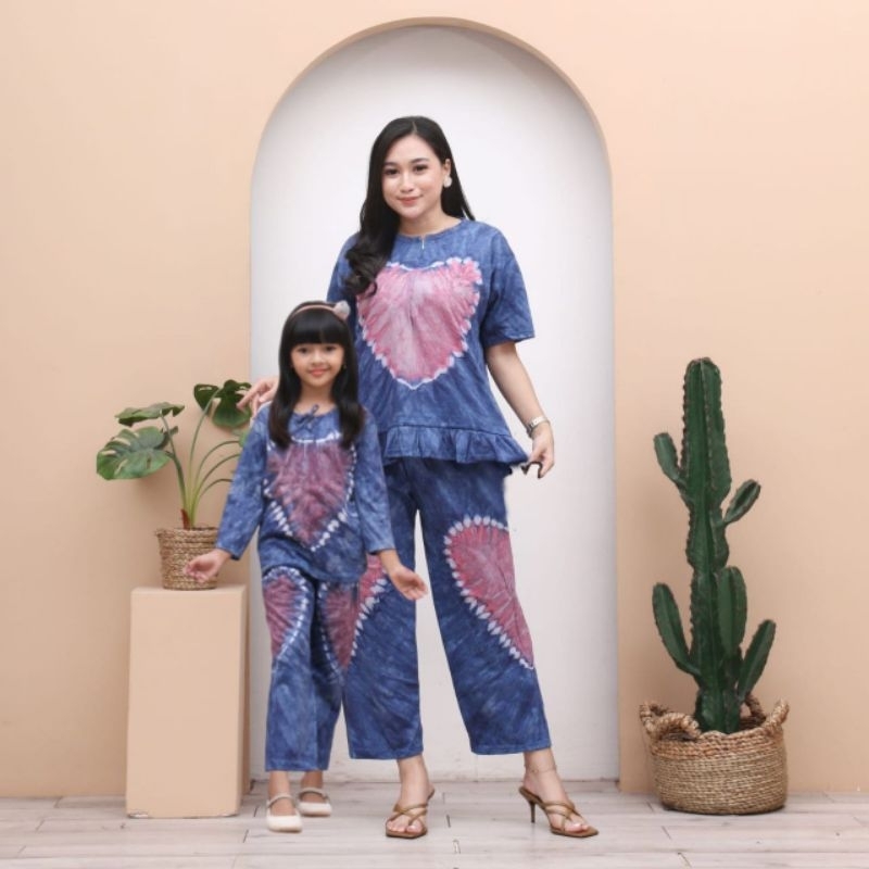 TERBARUSetelan Kaos Wanita Motif Abstrak Lengan Pendek Leher Resleting Terbaru One Set Couple Ibu An